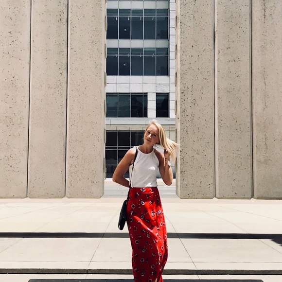 Red skirt - Picture 3 of 4